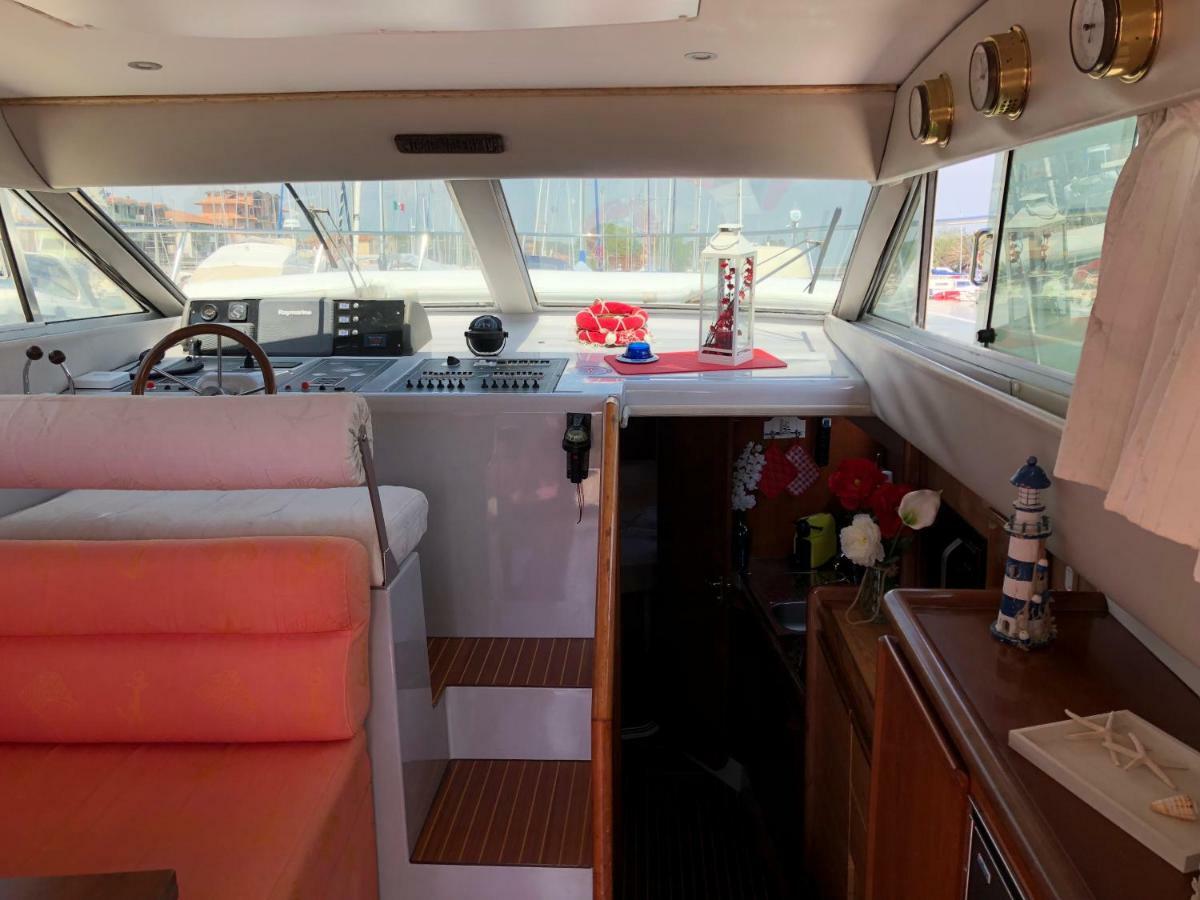 Yacht Suite Марина-ди-Гроссето Экстерьер фото